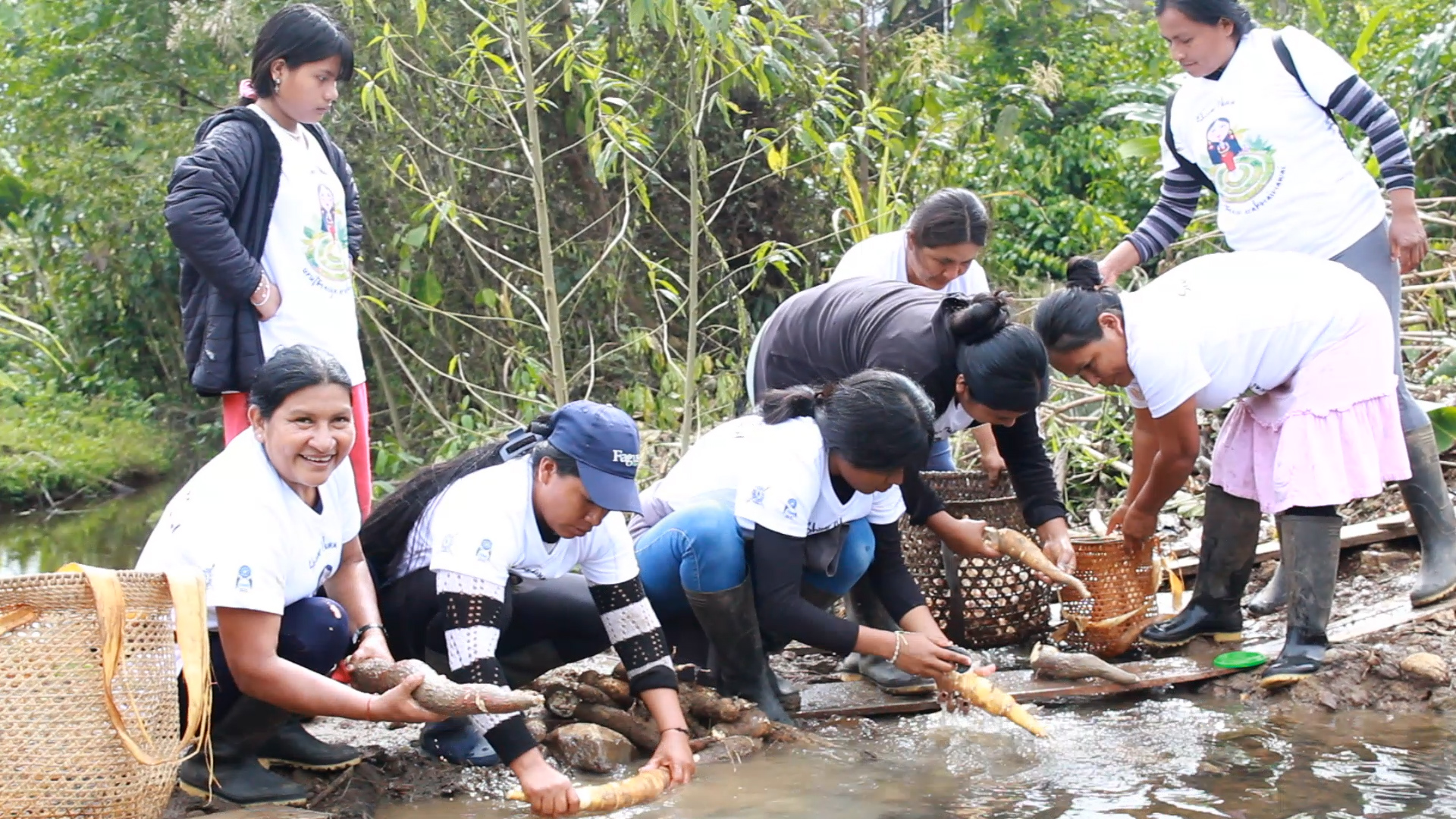 Sonrío lavando la Yuca